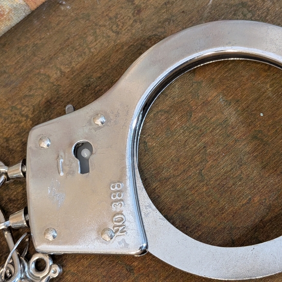 ❄️Metal Handcuffs With Keys - Picture 3 of 5